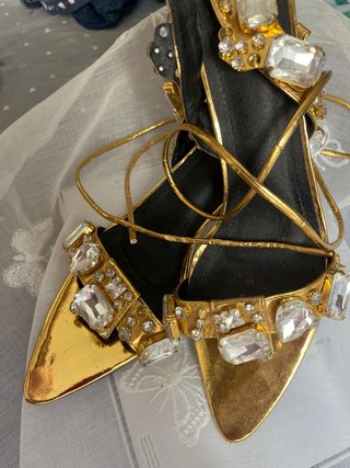 Sandalias de tacón doradas con pedrería
