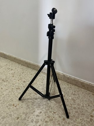 Trípode negro ajustable
