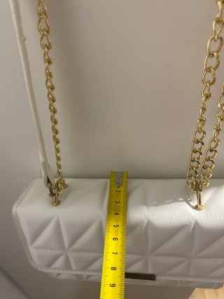 Bolso blanco con cadena dorada