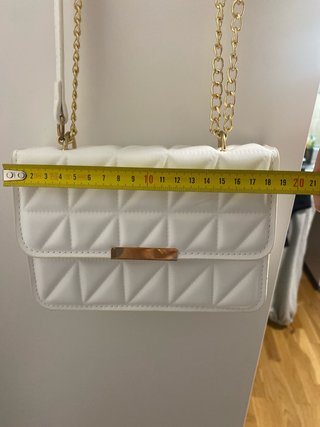 Bolso blanco con cadena dorada