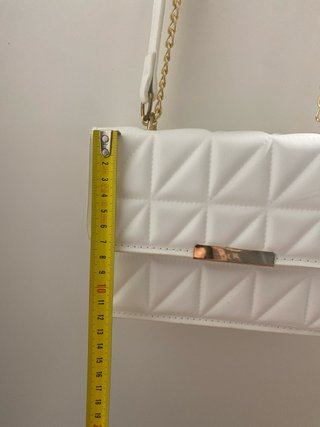 Bolso blanco con cadena dorada