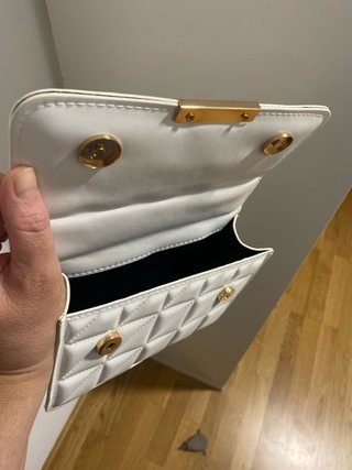 Bolso blanco con cadena dorada
