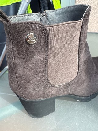 Botines grises de ante con cremallera