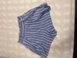 Shorts de rayas azules y blancas