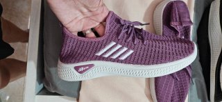 Deportivos blanditos negros y morados