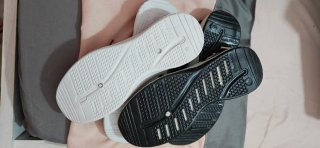 Deportivos blanditos negros y morados
