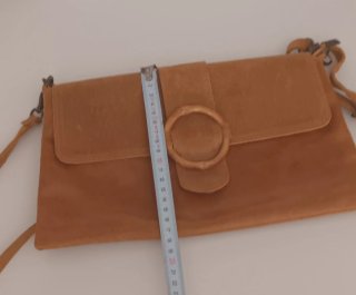 Bolso de cuero marrón con hebilla