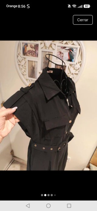Mono negro elegante con botones dorados