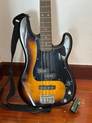 Bajo Squier Precision Bass by Fender + Vox Amplug