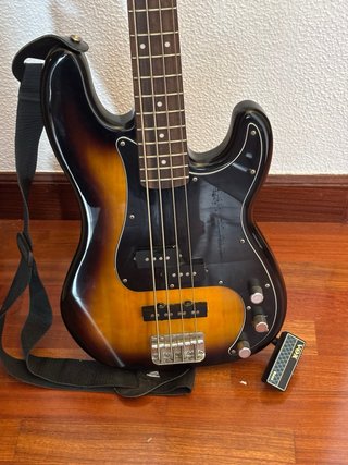 Bajo Squier Precision Bass by Fender + Vox Amplug