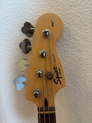 Bajo Squier Precision Bass by Fender + Vox Amplug