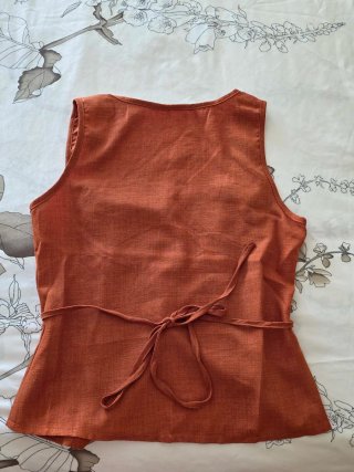Conjunto de pantalón y chaleco naranja