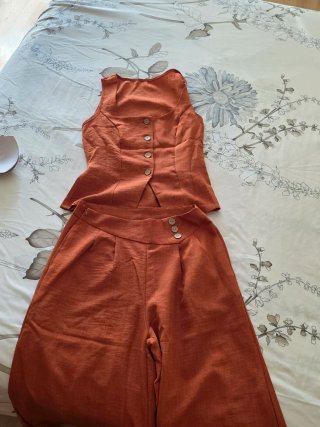 Conjunto de pantalón y chaleco naranja