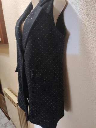 Chaleco negro con brillos