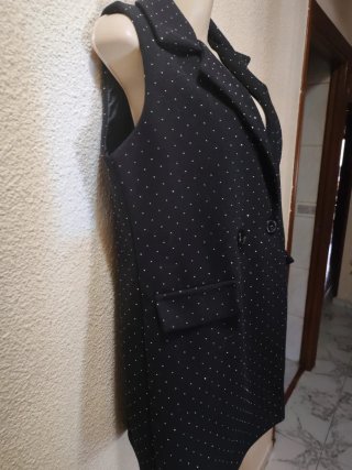 Chaleco negro con brillos