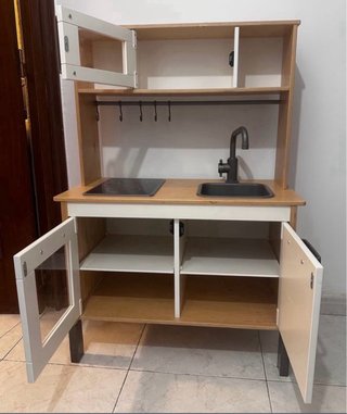 Cocinita de madera y blanca