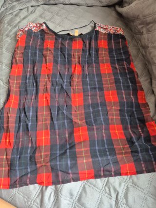 Blusa de cuadros roja y negra