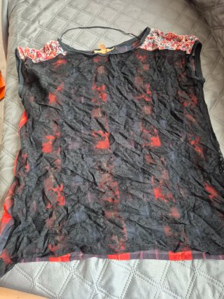 Blusa de cuadros roja y negra