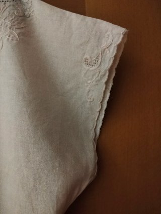 Blusa rosa con cuello adornado