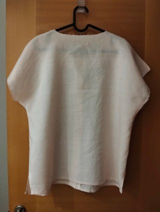 Blusa rosa con cuello adornado