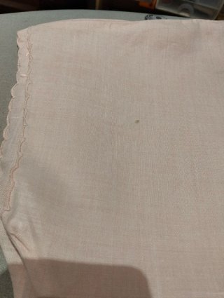 Blusa rosa con cuello adornado