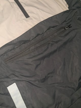 Sudadera gris y negra