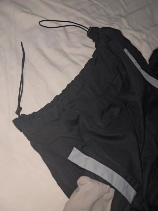 Sudadera gris y negra