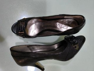 Zapatos de tacón Guess charol negro