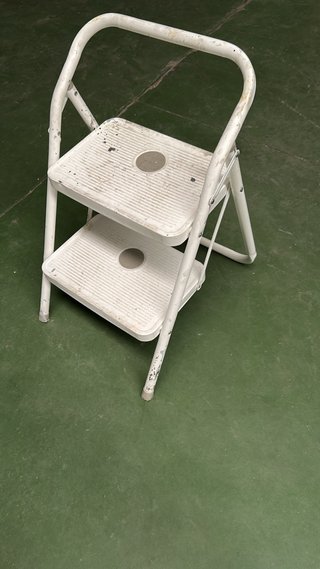 Escalera de dos peldaños blanca