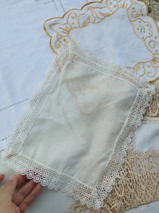 9 centrini ricamati beige e bianco