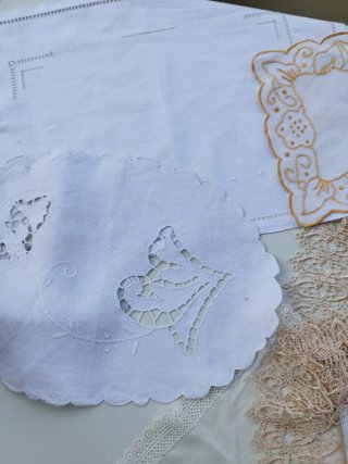 9 centrini ricamati beige e bianco