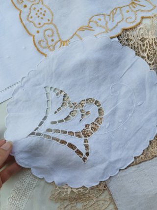 9 centrini ricamati beige e bianco