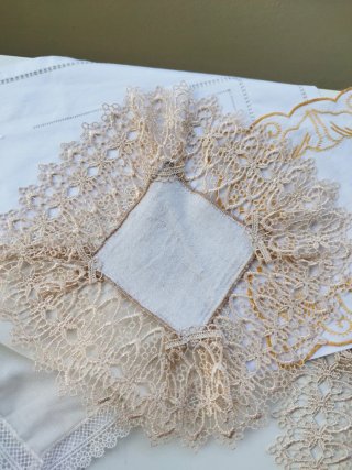 9 centrini ricamati beige e bianco