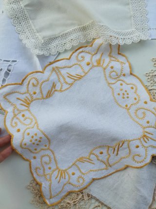 9 centrini ricamati beige e bianco