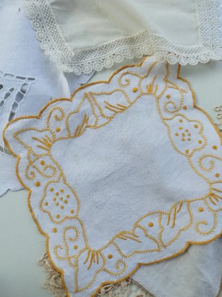 9 centrini ricamati beige e bianco