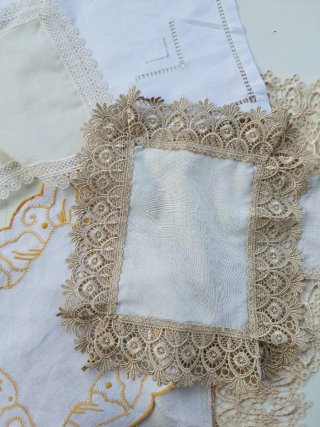 9 centrini ricamati beige e bianco
