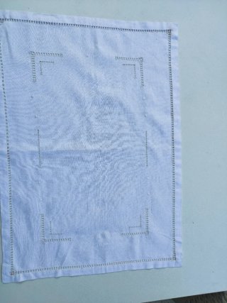 9 centrini ricamati beige e bianco