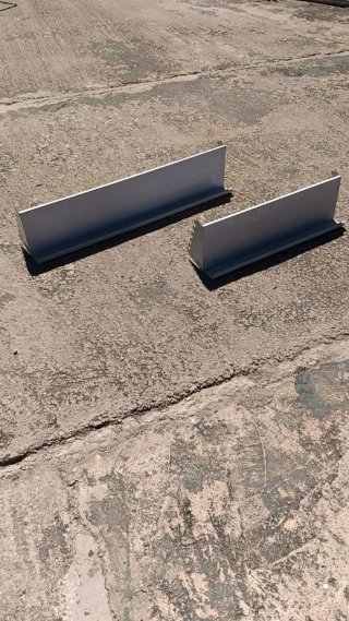 Estanterías metálicas blancas