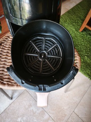 Freidora de aire negra y dorada