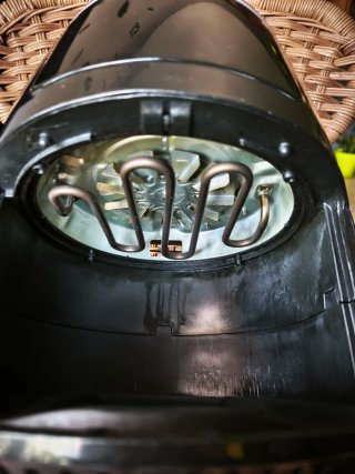 Freidora de aire negra y dorada