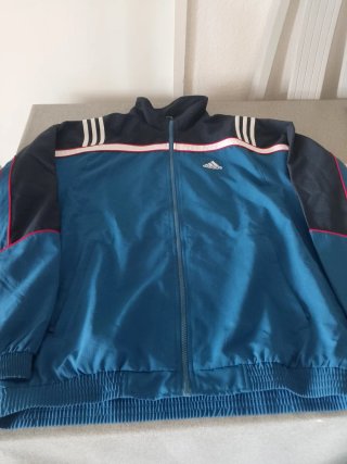 Chaqueta deportiva Adidas azul y negra