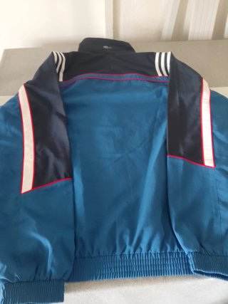 Chaqueta deportiva Adidas azul y negra