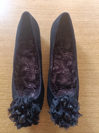 Bailarinas Arian negras con flor talla 40