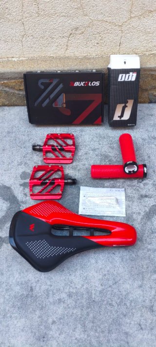 PACK MTB SILLÍN, PEDALES Y PUÑOS ROJOS EN OFERTA.