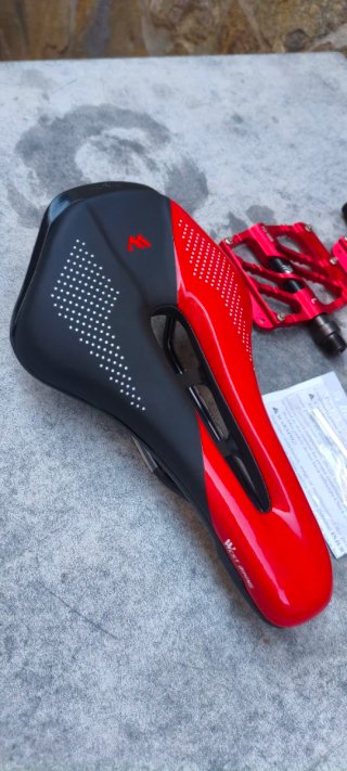 PACK MTB SILLÍN, PEDALES Y PUÑOS ROJOS EN OFERTA.