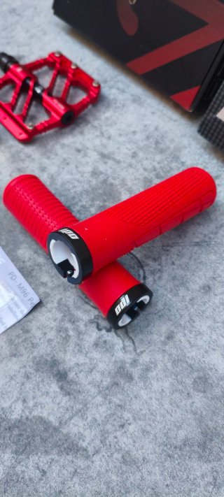 PACK MTB SILLÍN, PEDALES Y PUÑOS ROJOS EN OFERTA.