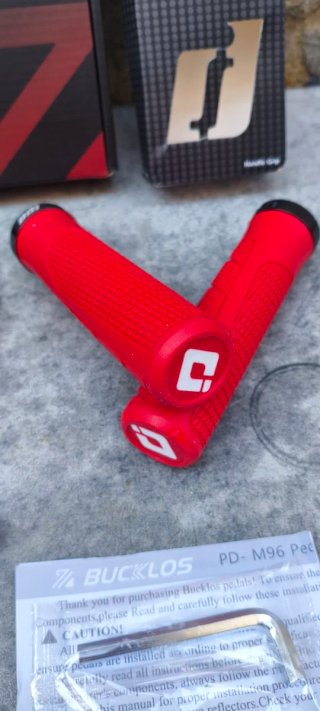 PACK MTB SILLÍN, PEDALES Y PUÑOS ROJOS EN OFERTA.