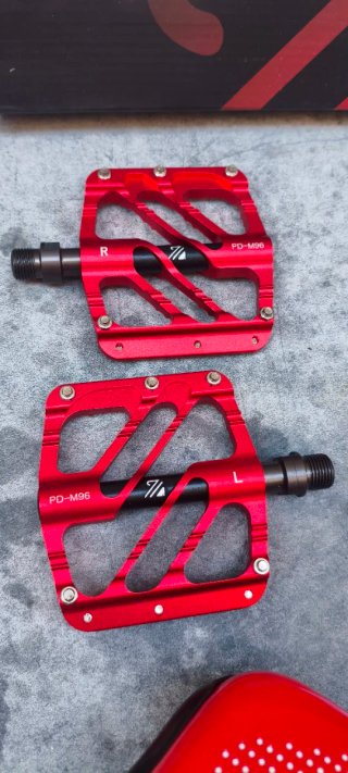 PACK MTB SILLÍN, PEDALES Y PUÑOS ROJOS EN OFERTA.
