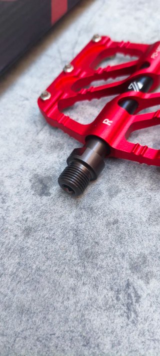PACK MTB SILLÍN, PEDALES Y PUÑOS ROJOS EN OFERTA.