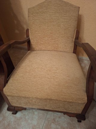 Dos sillones descalzadoras beige y madera